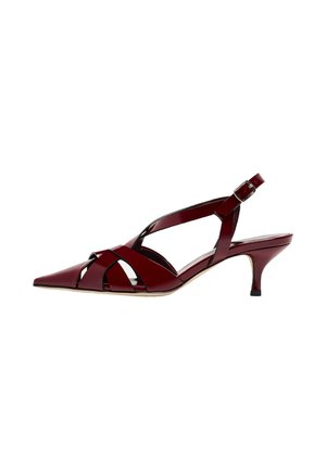Scarpa slingback in vernice rossa con punta affusolata, design intrecciato elaborato, tacco sottile e cinturino regolabile alla caviglia.