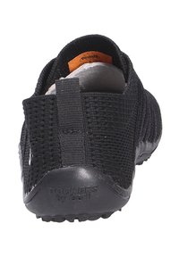 Schwarzer Mesh-Slipper mit strukturiertem Obermaterial, verstärktem Absatz und Gummisohle mit Grip-Akzenten. Das Innenfutter ist weich und gepolstert.