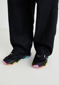 Unselected, black/rainbow