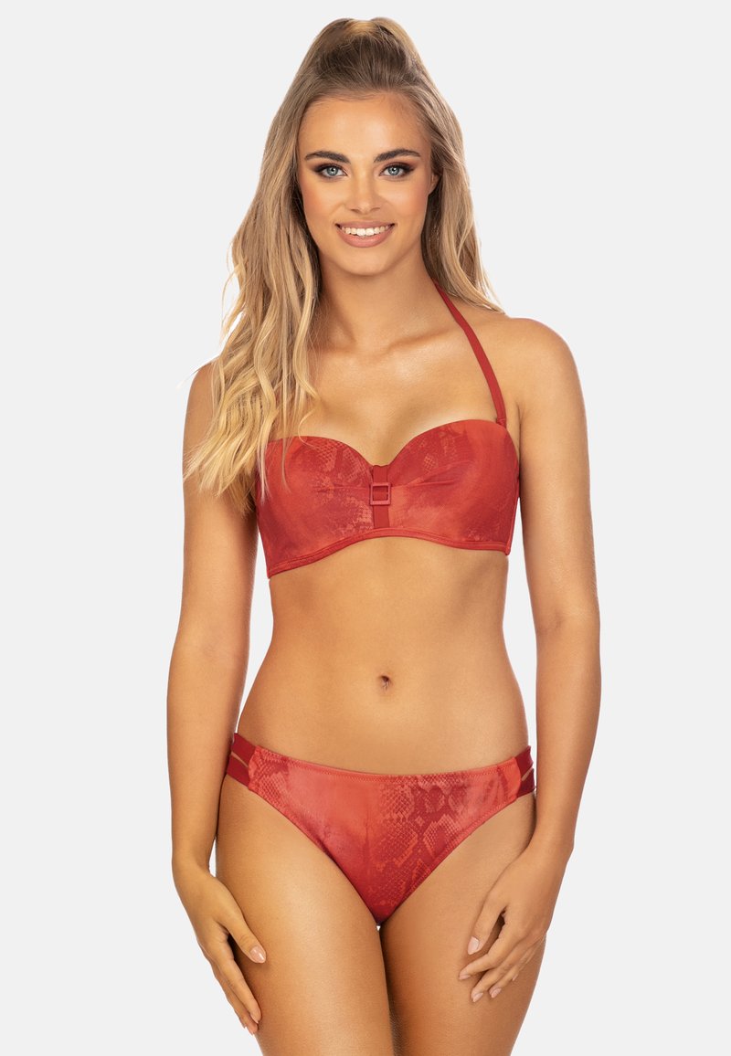 Czerwony bikini w nadruk wężowej skóry z usztywnianym, wyściełanym stanikiem bandeau z zapięciem na środku oraz dolną częścią o niskim stanie z wycięciami po bokach.