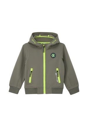 Kinderjacket in olijfgroen met capuchon, voorzien van een neongele ritssluiting, accentzakken en een ronde applicatie met een voetbalmotief.