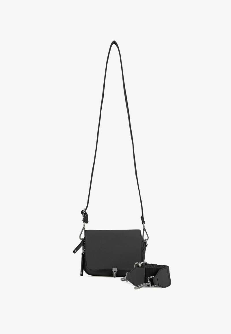 Borsa a tracolla nera realizzata in materiale sintetico liscio. Presenta una chiusura a patta magnetica, accessori in argento e una tracolla staccabile con possibilità di regolazione.