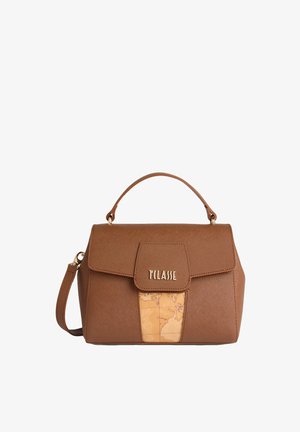 Borsa marrone realizzata in materiale testurizzato, con patta frontale, dettaglio con motivo mappa e logo dorato. Include un manico superiore e una tracolla.