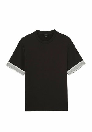 Fekete, rövid ujjú póló texturált anyagból, csíkos fehér díszítéssel az ujjain. Klasszikus kerek nyakkivágás.