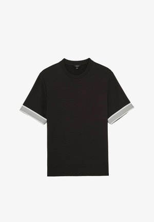 Fekete, rövid ujjú póló texturált anyagból, csíkos fehér díszítéssel az ujjain. Klasszikus kerek nyakkivágás.