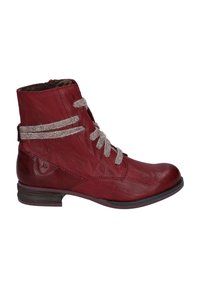 Botín de cuero rojo hasta el tobillo con un acabado texturizado, presenta cordones de cuerda gris claro, una puntera redonda y un tacón bajo apilado.