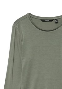 Grønn langermet t-skjorte med rund hals, laget av mykt, lett stoff; har subtil tekstur og minimalistisk design.