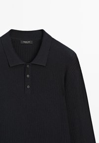 Zwarte geribde gebreide polo met lange mouwen, drie knopen en een omgeslagen kraag van Massimo Dutti.
