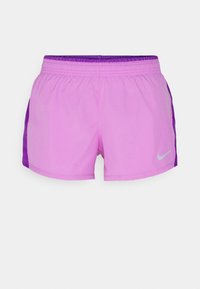 Pantalones cortos deportivos rosas con paneles laterales de malla morada y una cintura elástica, con un pequeño logo reflectante de Nike en la parte delantera de la pierna derecha.