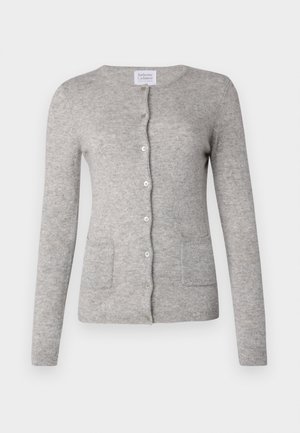 Cardigan de cachemir gris con un cuello redondo, mangas largas, cierre de botones y dos bolsillos frontales. Textura suave con un diseño de corte clásico.