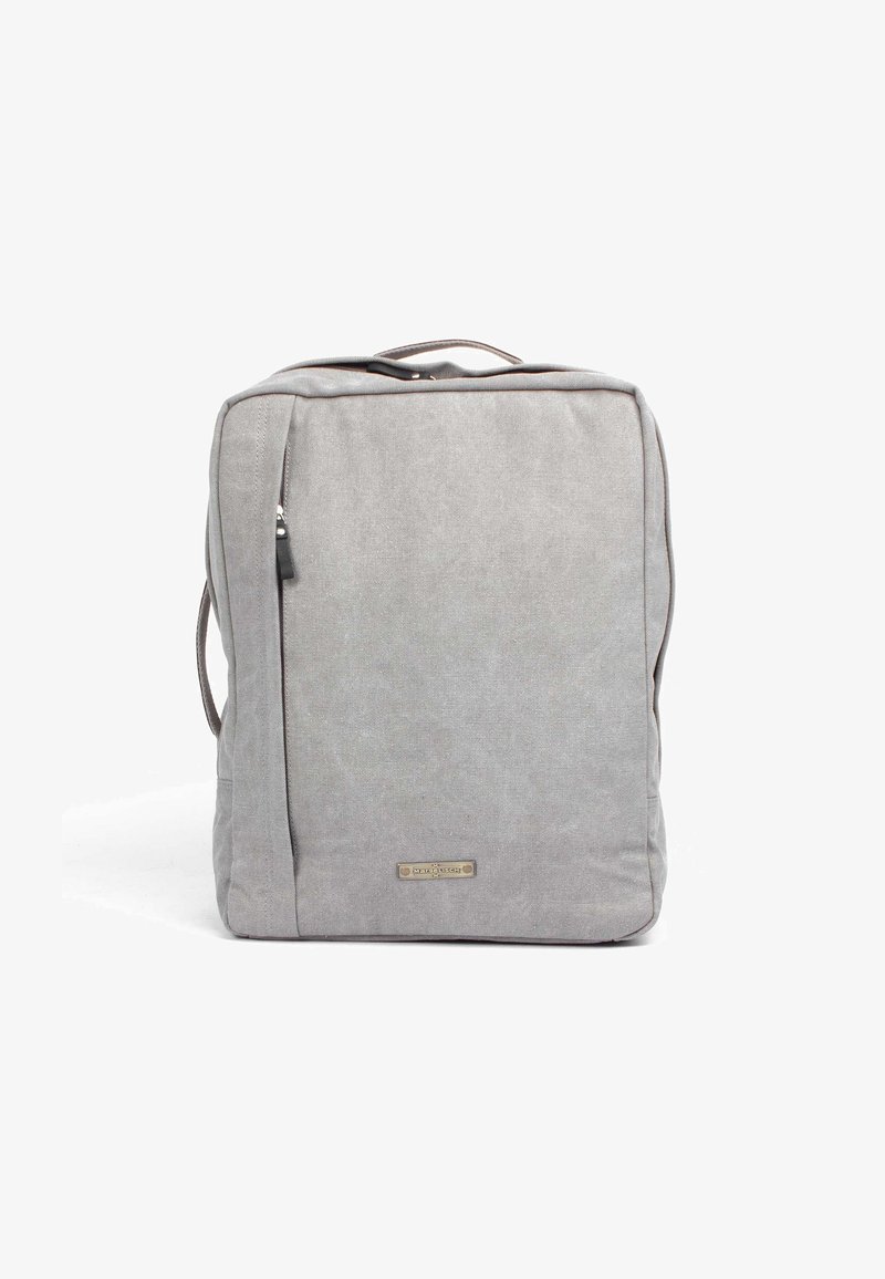 Grauer Stoff-Rucksack mit rechteckiger Form, ausgestattet mit einem oberen Griff, seitlichem Reißverschluss und subtiler Logoakzent nahe der Unterkante.