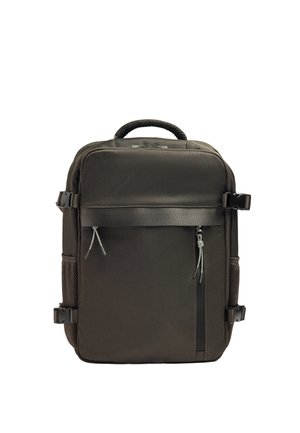 Ciemnoszary prostokątny plecak z górnym uchwytem, dwoma przednimi kieszeniami na suwak, siateczkowymi kieszeniami bocznymi oraz regulowanymi bocznymi paskami kompresyjnymi.