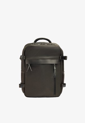 Ciemnoszary prostokątny plecak z górnym uchwytem, dwoma przednimi kieszeniami na suwak, siateczkowymi kieszeniami bocznymi oraz regulowanymi bocznymi paskami kompresyjnymi.