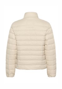 Giacca puffer beige con motivo a righe orizzontali, colletto alto e maniche lunghe. Il materiale sembra leggero e liscio.