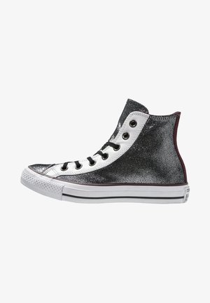 Vysoké tenisky ve stříbrném třpytu s bílou plátěnou špičkou, černými tkaničkami a vínovými akcenty na zadní části. Bílá gumová podešev.