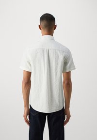 Lyle & Scott TEXTURED SHORT SLEEVE  - Camisa - chalk