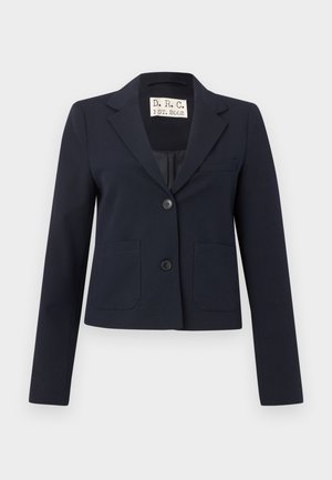 Blazer sartoriale blu navy con due bottoni, rever a dente di sega, tasche a toppa frontali, taschino al petto con filetto e maniche lunghe.
