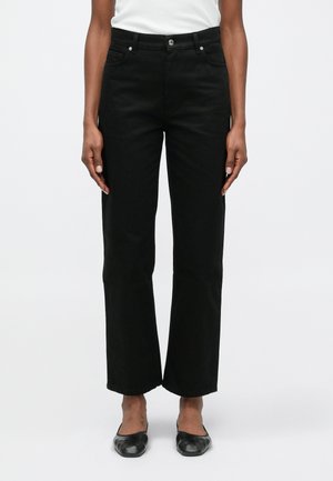 Juodi plačiakojai džinsai, pagaminti iš tvirtos medvilnės, su lygiu paviršiumi, turi priekines kišenes ir sidabrinius aksesuarus.