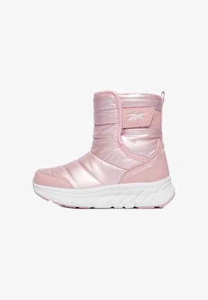 Pink gepolsterter, knöchelhoher Winterstiefel mit weißer Sohle, Klettverschlussriemen und dem Schriftzug "wasserabweisend" an der Seite.
