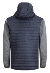 Marineblau und grau farblich abgestimmte Jacke mit einer gesteppten Kapuze. Sie verfügt über strukturierte graue Ärmel, einen geraden Saum und horizontale Nähte am Oberkörper.