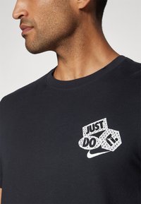 Nike Performance TEE GYM KIT SUMMIT - T-shirts print - black