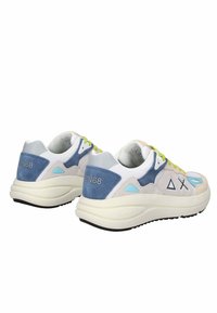 Sneakers con una combinazione di mesh bianco, azzurro chiaro e dettagli in suede grigio. Presentano lacci verdi, suole in gomma nera e design geometrici.