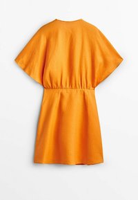 Robe courte orange vif avec manches larges et taille froncée, vue de dos sur fond blanc.