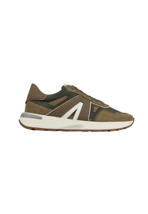 Brązowy i oliwkowozielony sneaker z białym detalem „A”, cholewki z zamszu i skóry, biała środkowa podeszwa i brązowa podeszwa zewnętrzna, widoczny z boku.