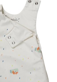 Weißes Stoffkleidungsstück mit buntem Punktmuster und kleinen Fuchs-Illustrationen, ausgestattet mit Druckknopfverschluss und weicher Textur.