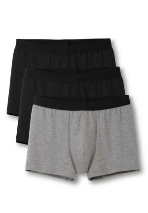 Trois paires de boxers : deux noirs et un gris. Fabriqués en coton, avec une taille élastique et un design sans couture.