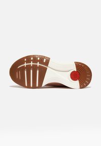 Bruine rubberen sneaker zool met witte accenten. Heeft een gestructureerd profiel en een cirkelvormig rood logo op de hiel. Gladde afwerking overal.