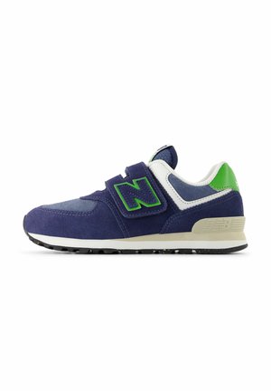 Navyblauwe en groene New Balance sneakers met klittenbandsluiting, witte zool en bovenwerk van suede en mesh, gezien vanaf de zijkant op een witte achtergrond.