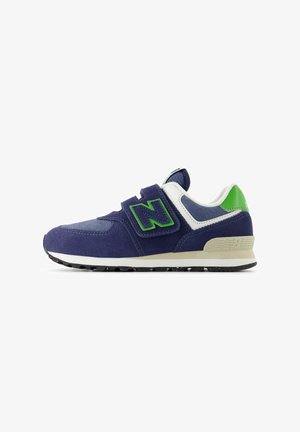 Navyblauwe en groene New Balance sneakers met klittenbandsluiting, witte zool en bovenwerk van suede en mesh, gezien vanaf de zijkant op een witte achtergrond.