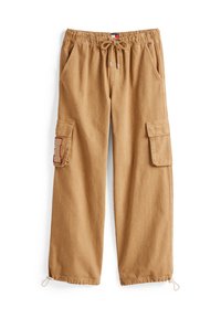 Khaki cargo kalhoty s elastickým pasem a stahovací šňůrkou, které mají dvě boční kapsy a cargo kapsu s červeným vyšitým detailem.