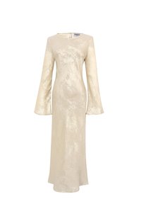 Langärmliges, elfenbeinfarbenes Abendkleid aus glänzendem Stoff. Hat einen hohen Ausschnitt und ausgestellte Ärmel, mit einer taillierten Silhouette. Dezente Texturdetails.