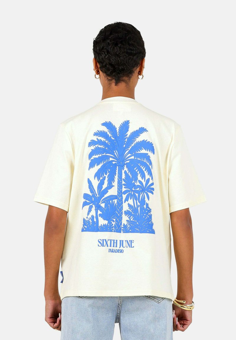 Cremefarvet t-shirt med korte ærmer, der har et blåt palmetræ grafik på ryggen og teksten "SIXTH JUNE PARADISIO" nederst.
