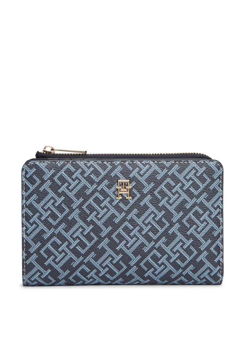 Πορτοφόλι σε ναυτικό μπλε με ανοιχτό μπλε γεωμετρικό σχέδιο, υφή υλικού, χρυσά εξαρτήματα και φερμουάρ. Διαθέτει λογότυπο μπροστά.