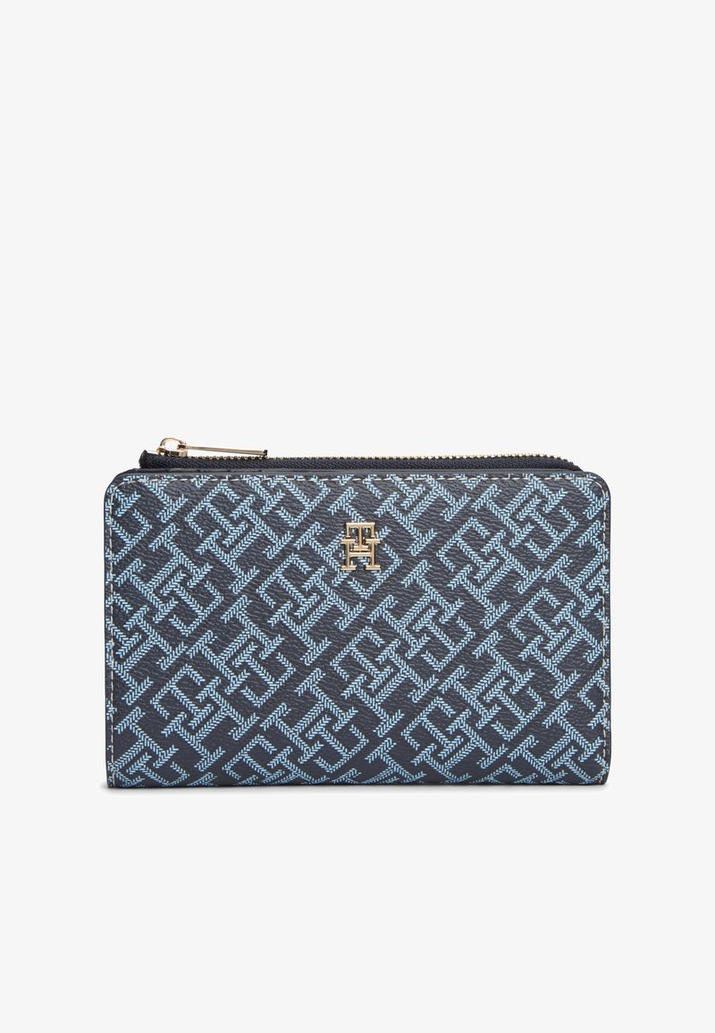 Πορτοφόλι σε ναυτικό μπλε με ανοιχτό μπλε γεωμετρικό σχέδιο, υφή υλικού, χρυσά εξαρτήματα και φερμουάρ. Διαθέτει λογότυπο μπροστά.