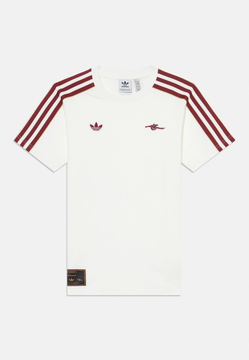 Hvit t-skjorte med korte ermer som har maroon stripete skuldre, Adidas-logo, Arsenal-emblem og en svart etikett nederst. Laget av bomull.