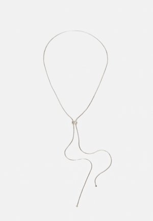 Sølv halskæde med en fleksibel, slank kæde med en løkke og to hængende tråde, der viser en glat tekstur og minimalistisk design.