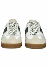 Obuv s bílým koženým svrškem, šedými semišovými akcenty, zeleným bočním pruhom a texturovanou hnědou gumovou podrážkou. Obsahuje vzorované tkaničky.