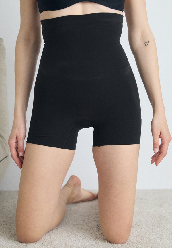 EVERYDAY SEAMLESS SHAPING HIGH WAISTED SHORTY - Shapewear