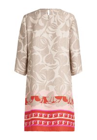 Beżowa sukienka w kwiatowy wzór z krótkimi rękawami. Posiada warstwowy dół w czerwone, różowe i białe geometriczne wzory oraz małe otwarcie z tyłu.