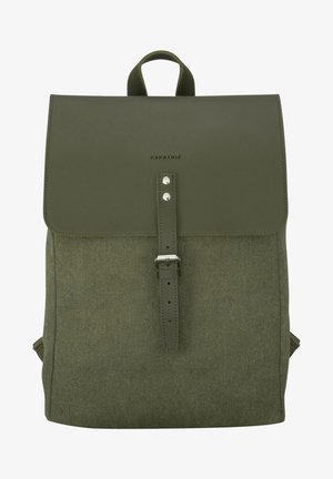 Sac à dos en tissu vert olive avec rabat en cuir et fermeture à boucle, poignée supérieure, et logo "EXPATRIÉ" sur le rabat.