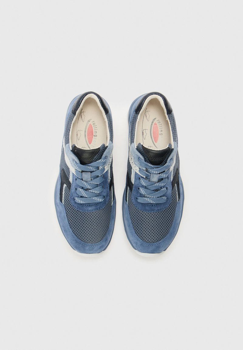 Blaue Sportschuhe aus Mesh und Wildleder, mit einer abgerundeten Spitze, Schnürsenkeln und kontrastierenden Texturen sowie einem Logo auf der Innensohle.