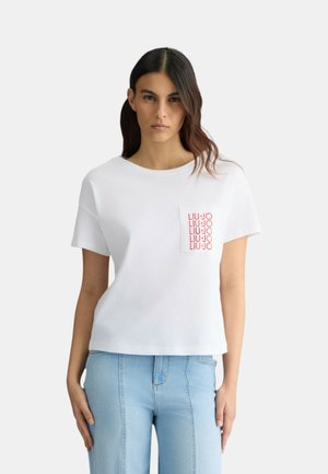 T-shirt bianco in cotone con collo a giro e maniche corte, caratterizzato da una tasca sul petto sinistro con un motivo ripetuto di testo rosso "LIU·JO".