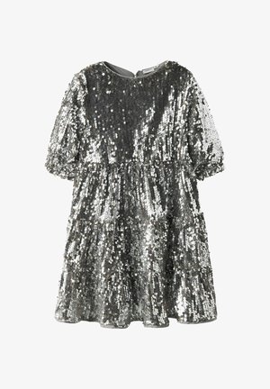 Srebrna haljina s kratkim rukavima, od sjajnih sekvenci, slojevita, s okruglim izrezom i zatvaranjem na zipu na leđima.