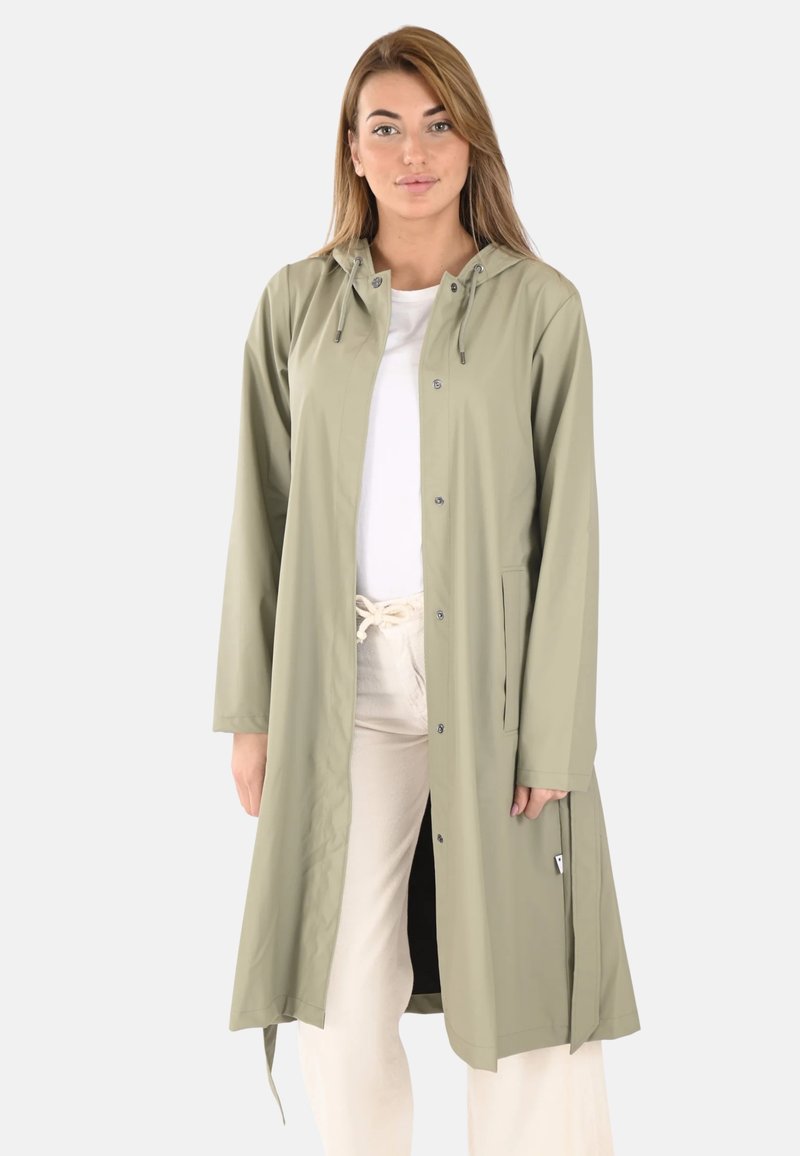 Imperméable vert clair avec capuche, boutons pression sur le devant, poches latérales et design mi-long. Texture lisse et style minimaliste.