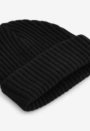 Svart stickad mössa med ribbad struktur och en bekväm, uppvikt mudd. Mjukt material för komfort och värme.