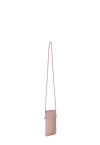 Borsa a tracolla in pelle rosa intrecciata con una lunga tracolla e chiusura con zip; presenta una superficie testurizzata e una forma rettangolare compatta.